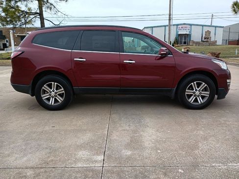 Used 2016 Chevrolet Traverse LT image 2