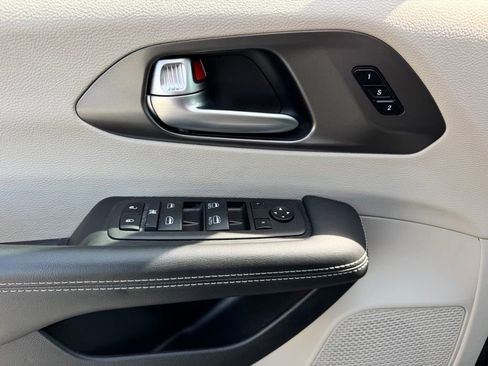 Used 2024 Chrysler Pacifica Touring-L FWD image 35
