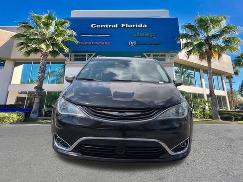 Used 2019 Chrysler Pacifica Limited w/ Advanced Safetytec Group FWD image 3