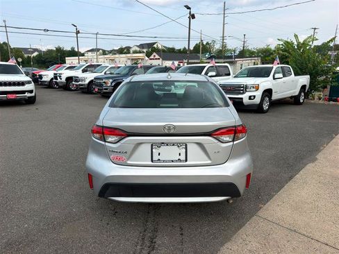 Used 2022 Toyota Corolla LE FWD image 2