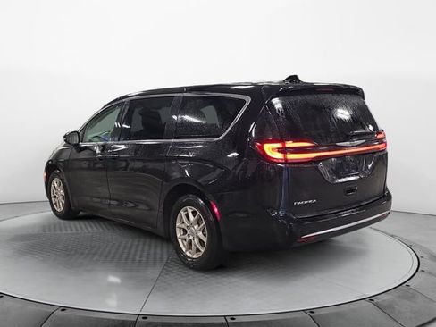 Used 2024 Chrysler Pacifica Touring-L FWD image 3