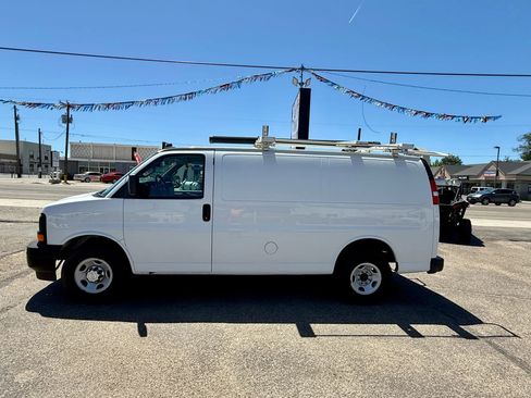Used 2017 Chevrolet Express 2500 image 2