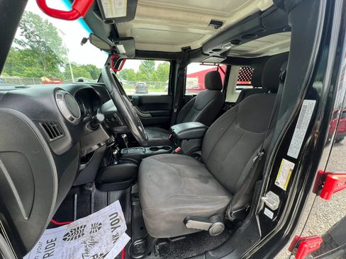 Used 2018 Jeep Wrangler Unlimited Sport w/ Connectivity Group AWD/4WD image 9