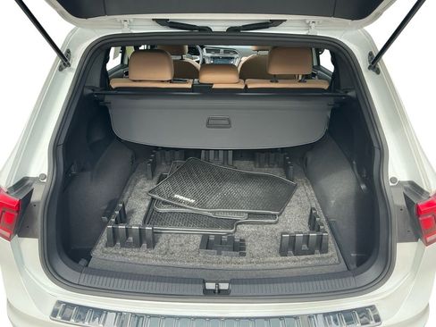 Used 2023 Volkswagen Tiguan SE w/ Panoramic Sunroof Package image 23