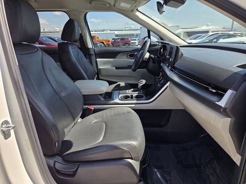 Used 2023 Kia Carnival LX FWD image 20