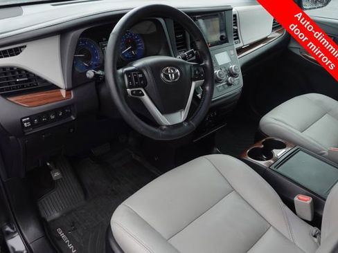 Used 2017 Toyota Sienna Limited Premium FWD image 12