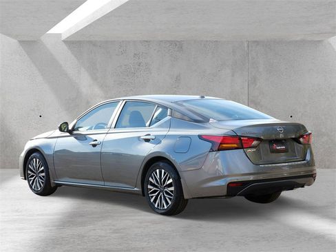 Used 2023 Nissan Altima 2.5 SV image 4