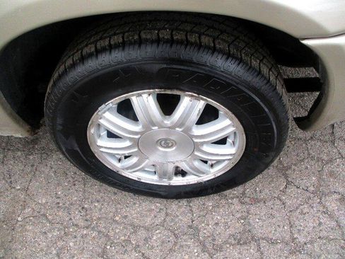 Used 2007 Chrysler Town & Country Touring image 7