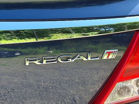 Used 2011 Buick Regal CXL Turbo w/ TO2 Preferred Equipment Group FWD image 23
