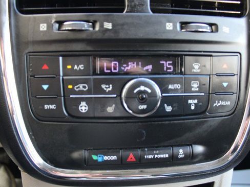 Used 2016 Chrysler Town & Country Touring w/ Driver Convenience Group image 29