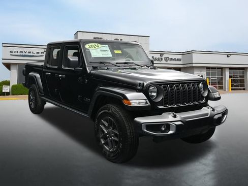 Used 2024 Jeep Gladiator Sport AWD/4WD image 7