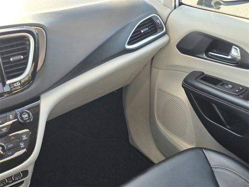 Used 2024 Chrysler Pacifica Touring-L image 16