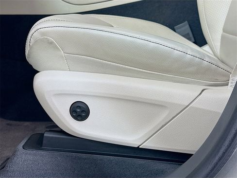 Used 2020 Mercedes-Benz GLE 350 w/ Premium Package image 23