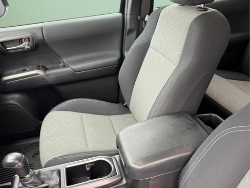 Used 2021 Toyota Tacoma TRD Off-Road image 8