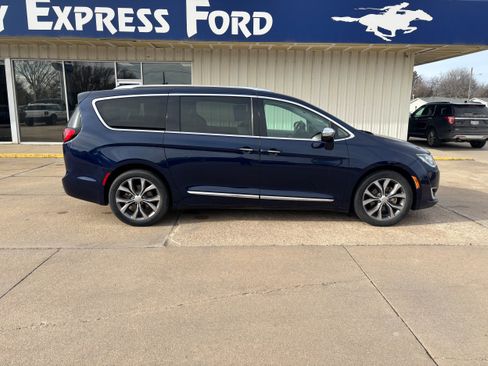 Used 2017 Chrysler Pacifica Limited w/ UConnect Theater Package image 2