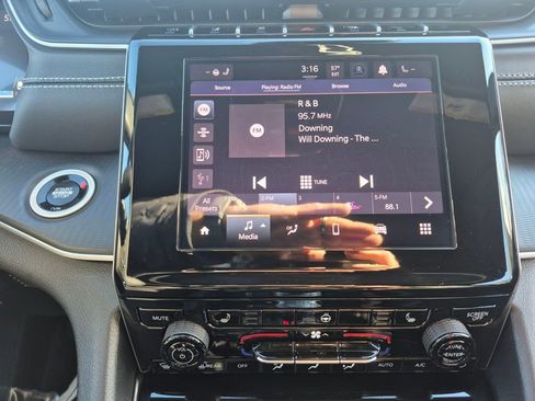 Used 2025 Jeep Grand Cherokee L Laredo image 17