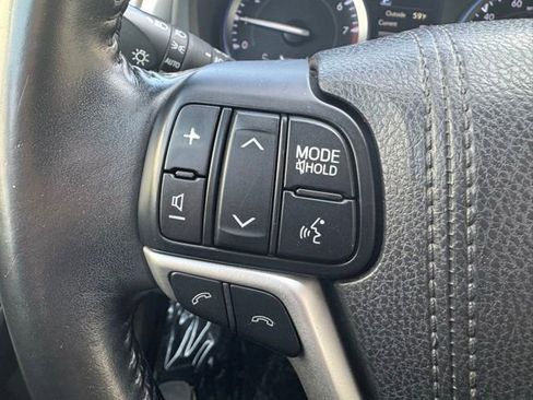 Used 2017 Toyota Highlander SE image 26