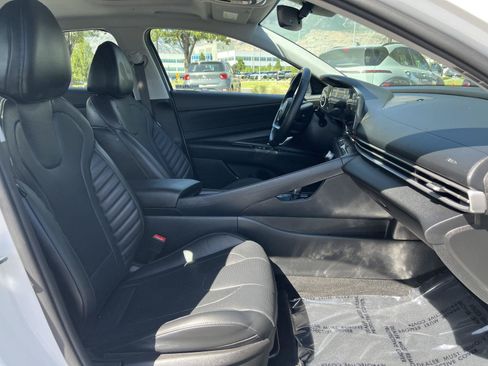 Certified 2023 Hyundai Elantra Limited w/ Preferred Accessory Package FWD image 17
