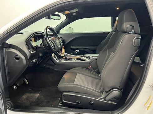 Used 2019 Dodge Challenger SXT image 4