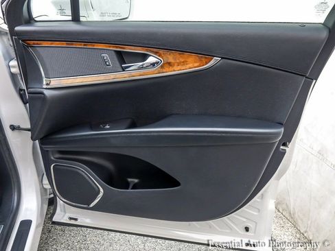 Used 2019 Lincoln Nautilus Select image 29