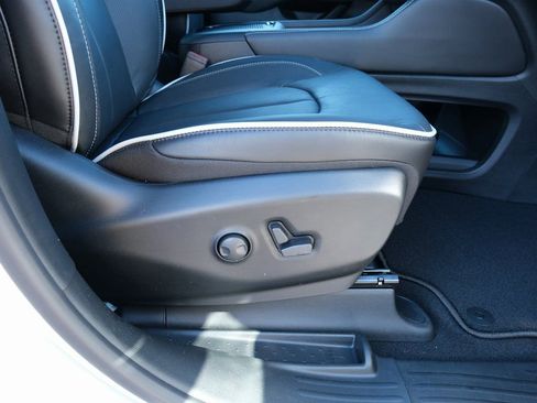 New 2026 Chrysler Pacifica Limited w/ Uconnect Theater Family Group FWD image 36