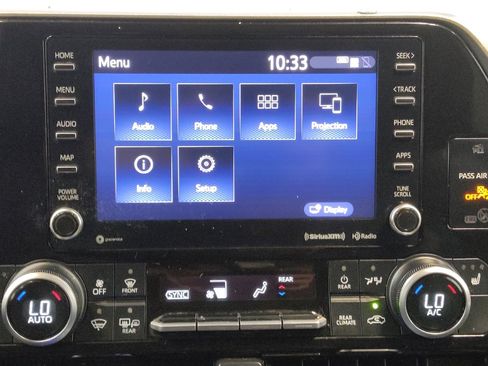 Used 2021 Toyota Highlander XLE AWD/4WD image 25