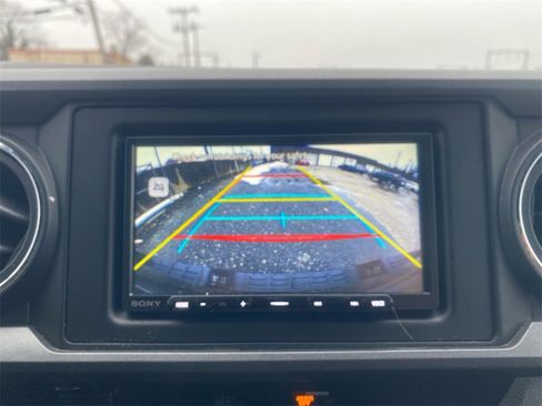 Used 2017 Toyota Tacoma TRD Sport w/ Tow Package (A/T) image 22