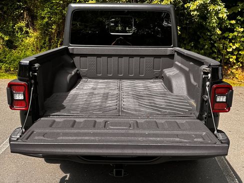 Used 2022 Jeep Gladiator Rubicon w/ LED Lighting Group AWD/4WD image 32