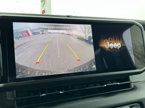 Used 2024 Jeep Wrangler Unlimited image 30