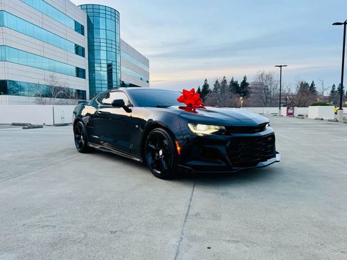 Used 2017 Chevrolet Camaro SS image 2
