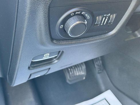 Used 2023 Jeep Grand Cherokee L Laredo image 18