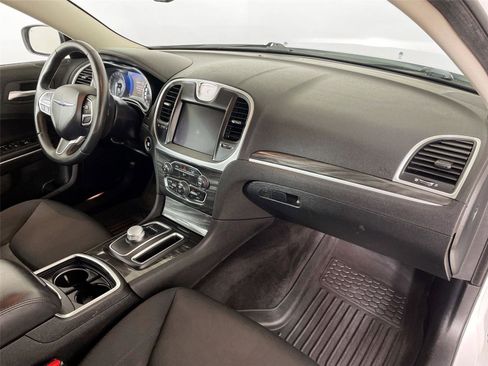 Used 2018 Chrysler 300 Touring image 28