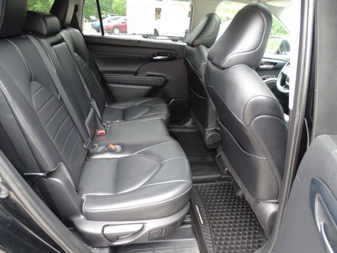 Used 2021 Toyota Highlander XLE image 39