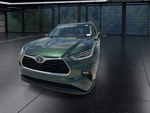 Used 2023 Toyota Highlander Limited image 3