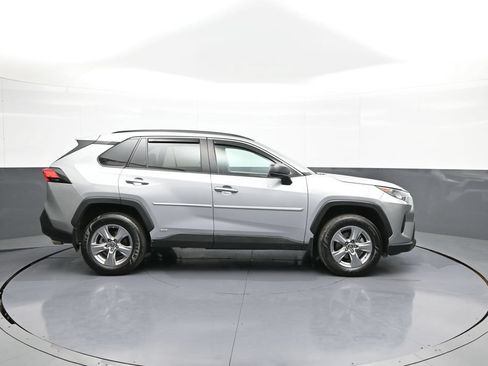 Certified 2022 Toyota RAV4 LE AWD/4WD image 5