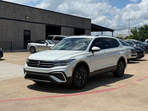Used 2023 Volkswagen Tiguan SE w/ Panoramic Sunroof Package FWD image 3