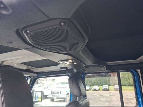 Used 2023 Jeep Wrangler Unlimited Sahara AWD/4WD image 11
