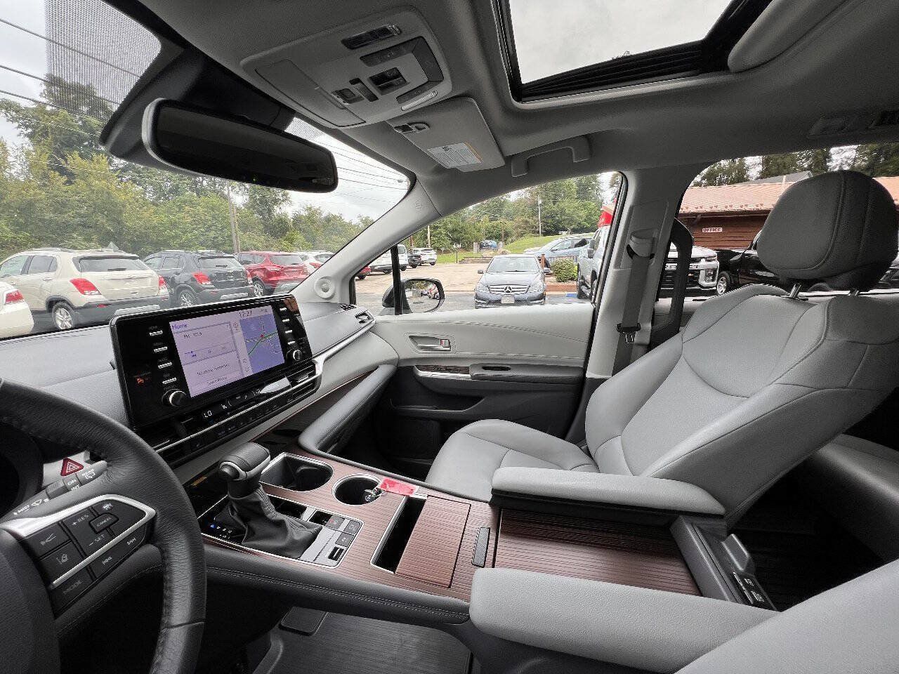 Used 2024 Toyota Sienna XLE w/ XLE Plus Package AWD/4WD image 30