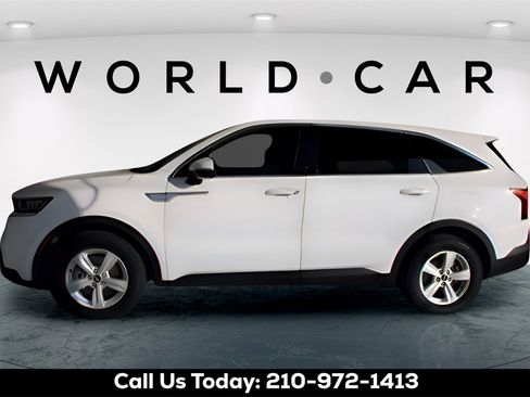 Certified 2022 Kia Sorento LX image 4
