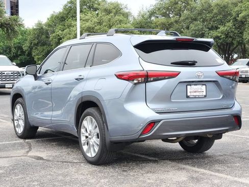 Used 2021 Toyota Highlander Limited FWD image 3