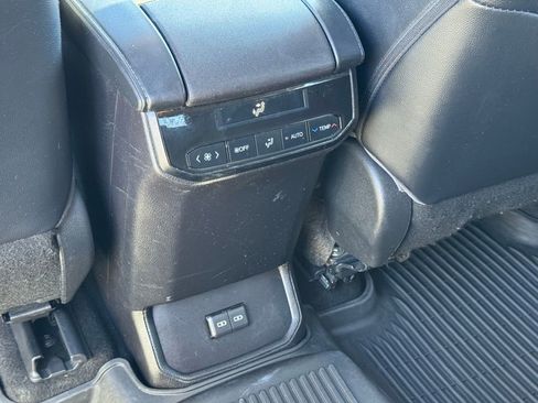 Used 2023 Toyota Highlander XLE image 17