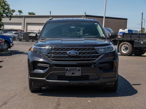 Used 2024 Ford Explorer XLT RWD image 2