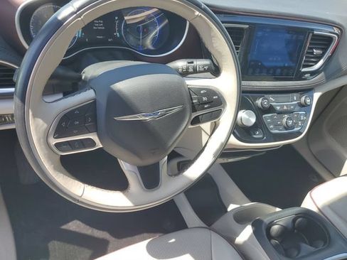 Used 2017 Chrysler Pacifica Limited FWD image 11