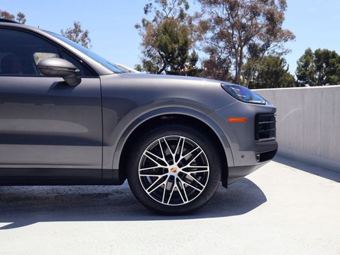 Certified 2025 Porsche Cayenne AWD/4WD image 11