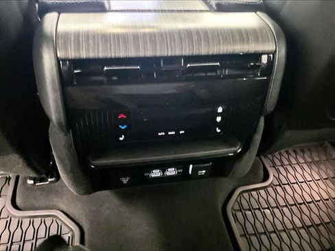 Used 2024 Jeep Wagoneer L Series III w/ Flexible Seating Group AWD/4WD image 29