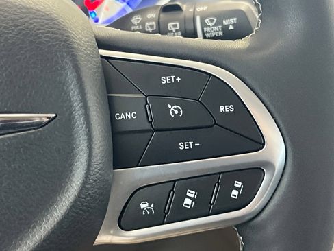 Used 2024 Chrysler Pacifica Limited FWD image 30