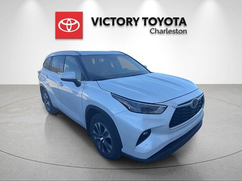 Used 2022 Toyota Highlander XLE image 2