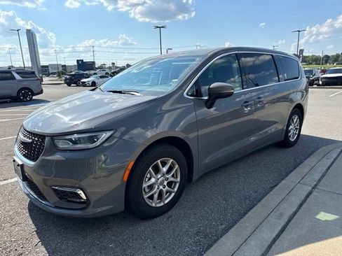 Used 2023 Chrysler Pacifica Touring-L FWD image 1