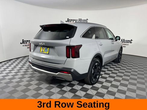 Used 2025 Kia Sorento S image 6