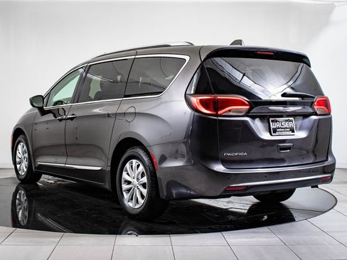 Used 2019 Chrysler Pacifica Touring-L image 11